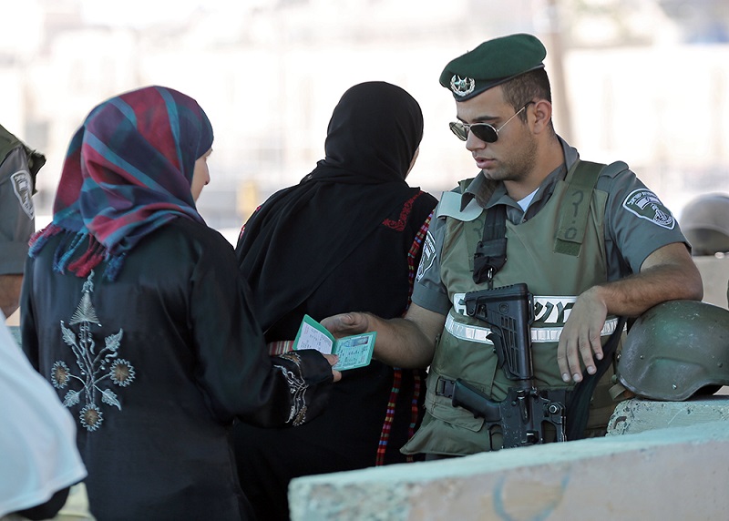 الاحتلال يعتقل سيدتين خلال خروجهما من المسجد الأقصى