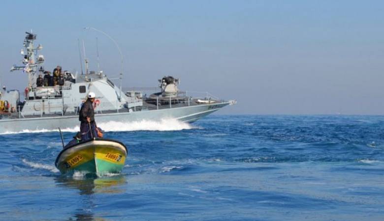 زوارق الاحتلال تستهدف مراكب الصيادين شمال ووسط غزة