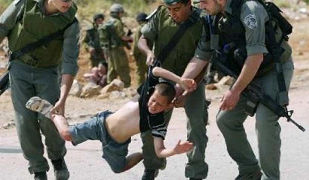 الاحتلال يعتدي على طفل في الخليل