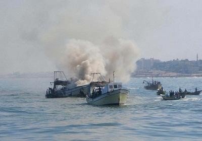 زوارق الاحتلال تستهدف مراكب الصيادين في بحر شمال القطاع