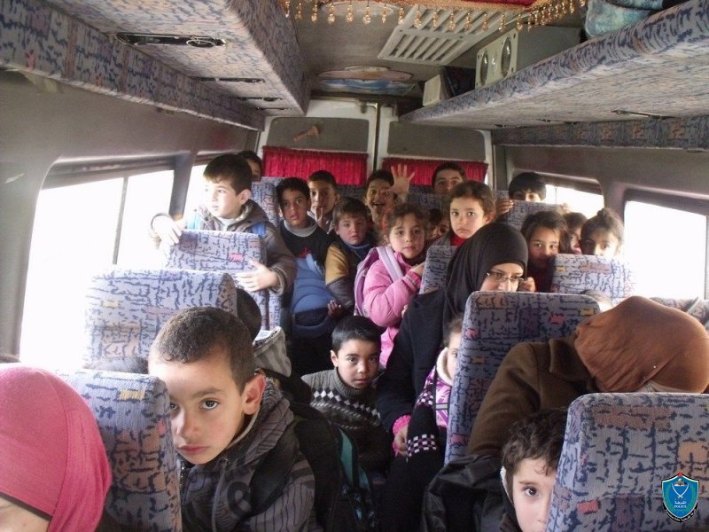 الخليل: ضبط حافلة نقل طلاب بحمولة زائدة بـ 39 طالبا