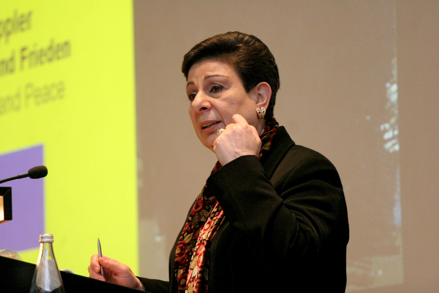 Duisburg Hanan Aschrawi ???? ?????? Hanan Ashrawi erhält die Mercator-Professur der Universität Duisburg-Essen am 29.11.2007 [Foto Carsten Sohn This file is licensed under the Creative Commons Attribution ShareAlike 3.0 Unported License.]