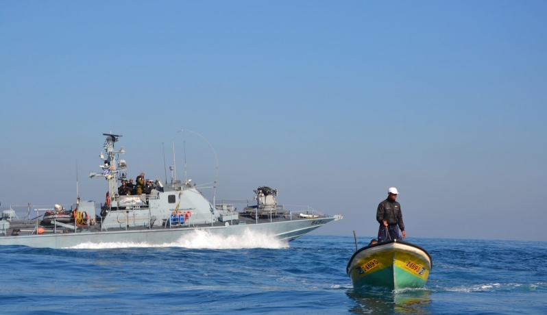 زوارق الاحتلال تهاجم قارب صيد غرب غزة