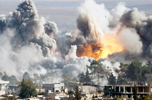 Smoke rises over Syrian town of Kobani after an airstrike, as seen from the Mursitpinar border crossing on the Turkish-Syrian border in the southeastern town of Suruc in Sanliurfa province, October 18, 2014. A U.S.-led military coalition has been bombing Islamic State fighters who hold a large swathe of territory in both Iraq and Syria, two countries involved in complex multi-sided civil wars in which nearly every country in the Middle East has a stake.. REUTERS/Kai Pfaffenbach (TURKEY - Tags: MILITARY POLITICS CONFLICT TPX IMAGES OF THE DAY)