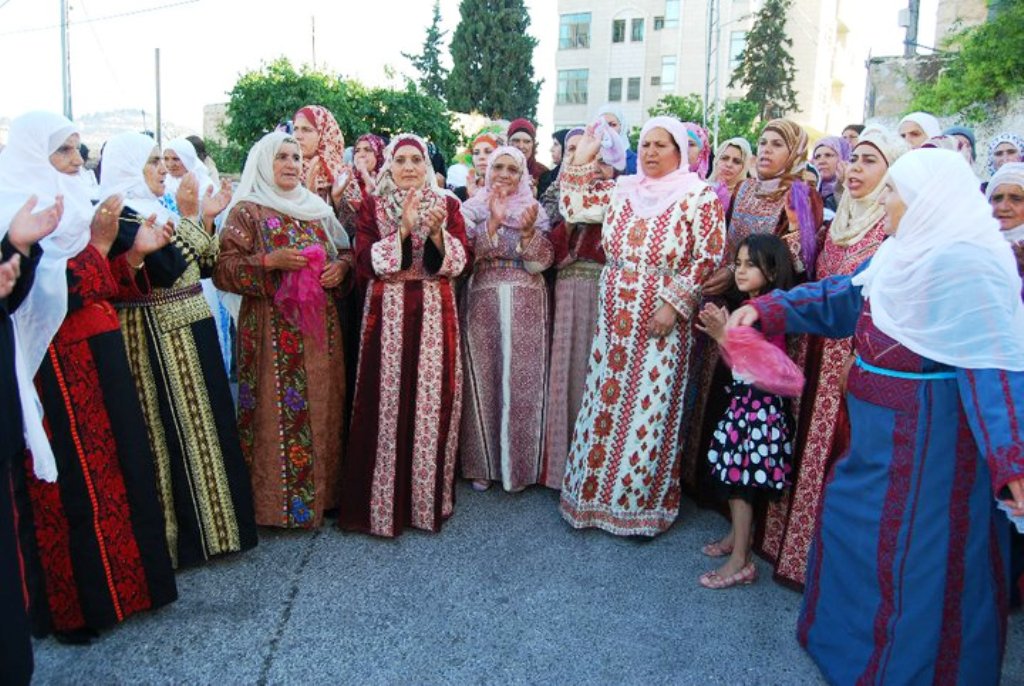 خاص”صدى الاعلام”…الثوب الفلسطيني بين الموضة والأصاله لمواجهة الاندثار