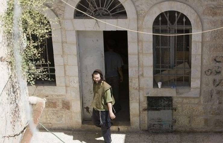 مستوطنون يستولون على بناية سكنية جنوب الأقصى