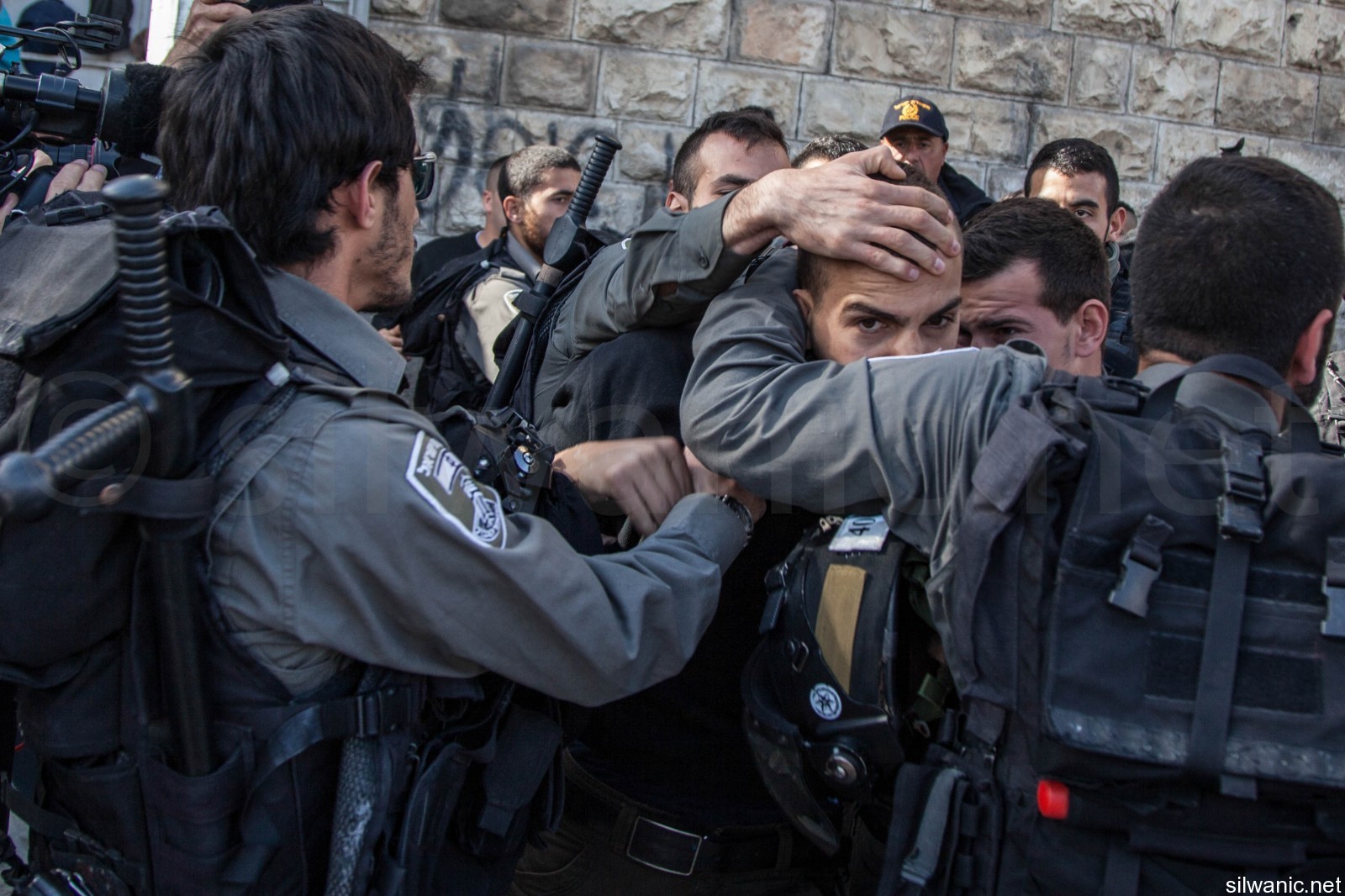 القدس: اعتقال شاب من الأقصى واثنين من حي واد الجوز