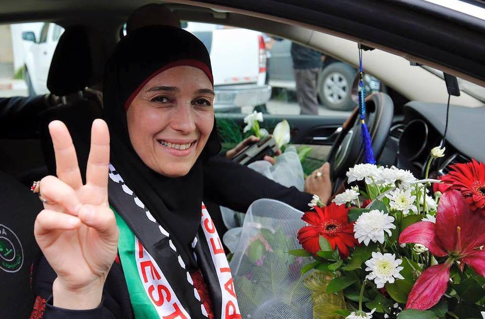 المعلمة الفلسطينية حنان الحروب تفوز بجائزة المرأة العربية