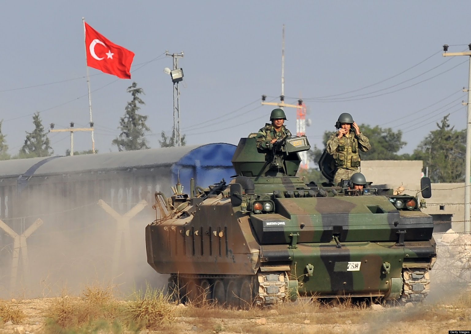 تركيا تقصف شمال سوريا وتدعو المدنيين للاختباء