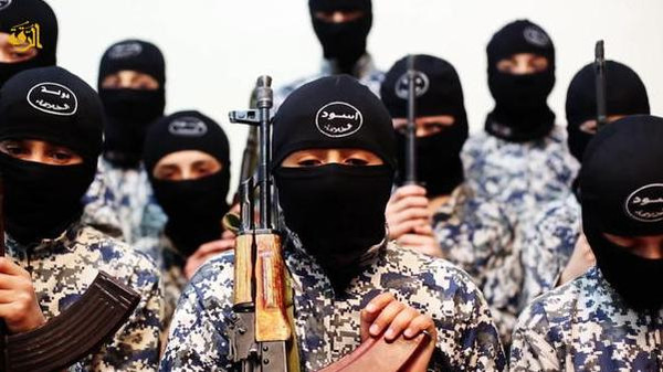 الإندبندنت: عدد الاطفال الذين يقاتلون في صفوف داعش يتعدى الـ 50 الفاً