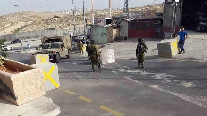 القدس: الاحتلال يغلق المدخل الرئيسي لقرية حزما