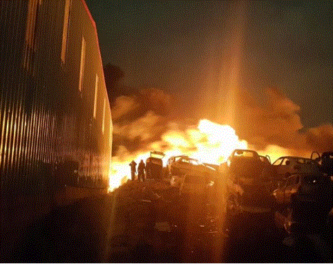 الدفاع المدني يسيطر على حريق هائل بمشطب للمركبات