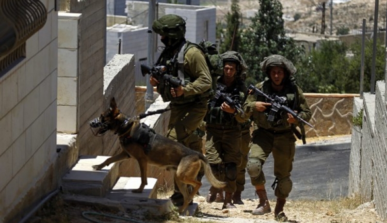 “بتسيلم “: منازل الفلسطينيين “منطقة مُباحة” بالنسبة للجيش الاسرائيلي