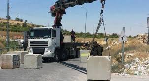 الاحتلال يغلق طريقا جنوب بيت لحم بمكعبات اسمنتية