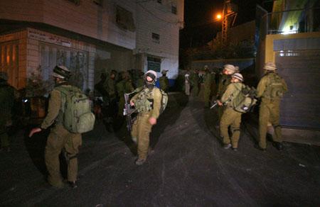 بيت لحم: الاحتلال يصيب شابين بالرصاص ويعتقل اثنين من مخيم الدهيشة
