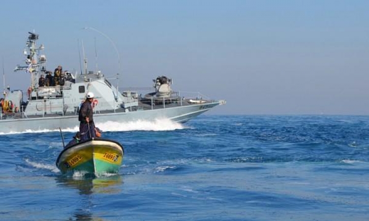 زوارق الاحتلال تستهدف مراكب الصيد في بحر خان يونس دون إصابات