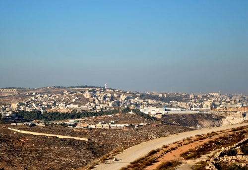 الاحتلال يضع اسلاكا شائكة حول اراضي في واد رحال جنوب بيت لحم