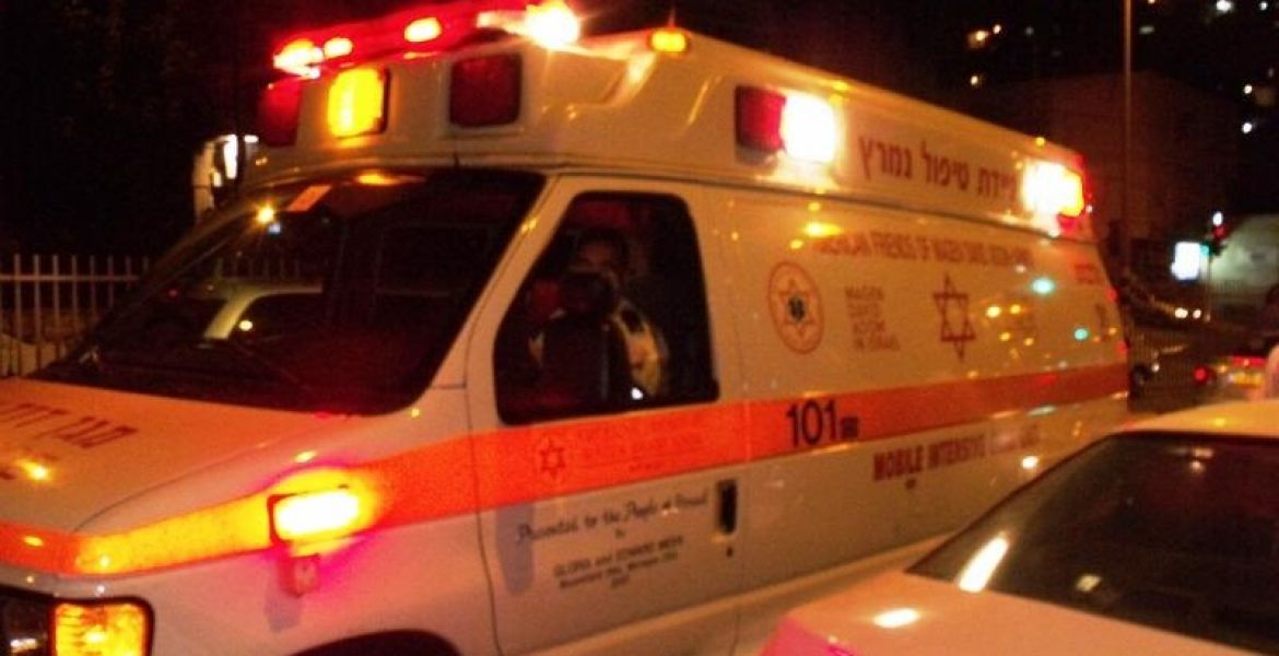 إصابة فلسطيني بجراح بالغة الخطورة إثر طعنه بالرملة
