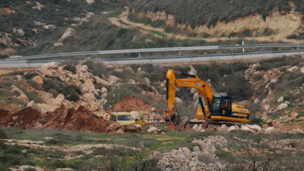 مستوطنون يجرفون أراض غرب بيت لحم