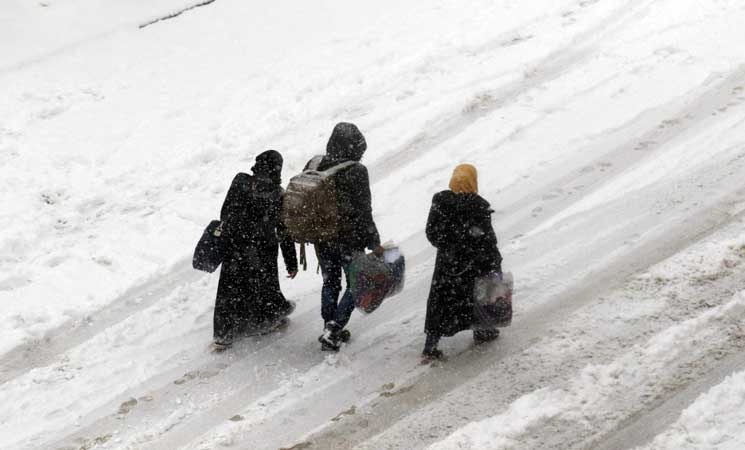 مصرع طفلين جراء انهيار خيم للنازحين في إدلب السورية