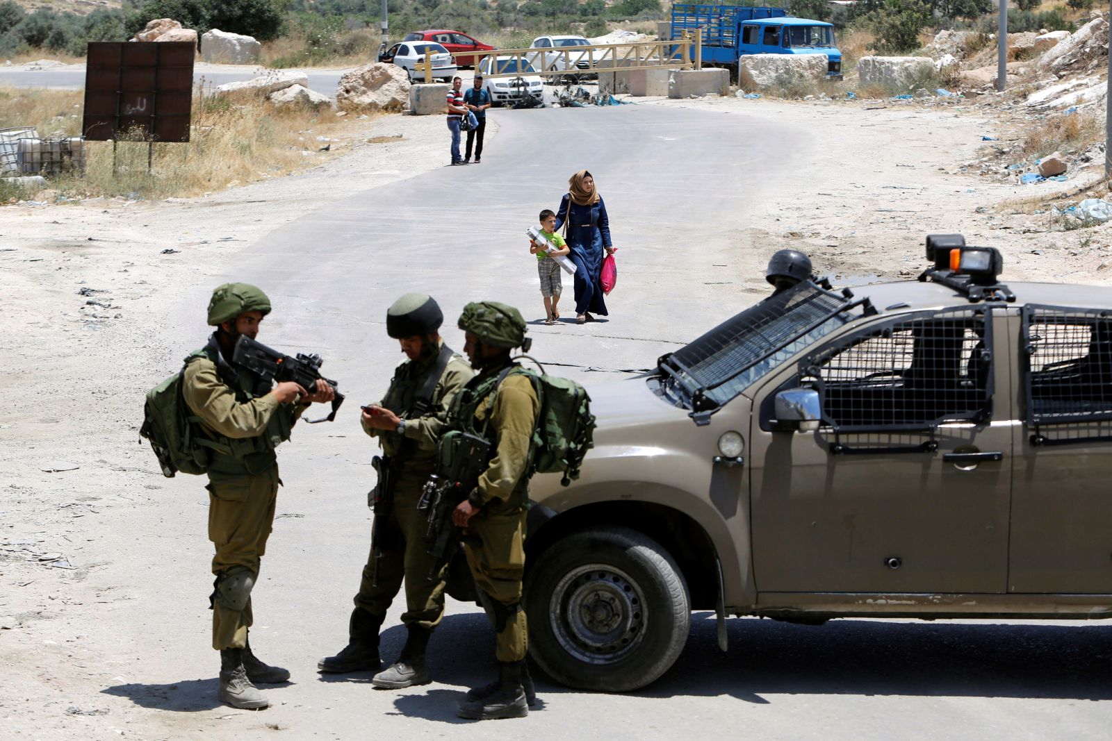 الاحتلال ينصب حواجز عسكرية في عدة مواقع بمحافظة الخليل