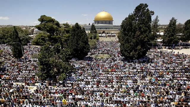 85 ألف مقدسي يؤدون صلاة العيد برحاب المسجد الأقصى
