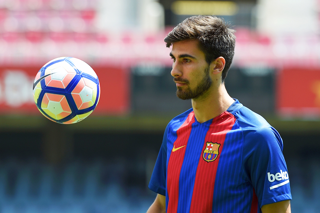New Barcelona's Portuguesse forward Andre Gomes watches a ball during his official presentation at the Camp Nou stadium in Barcelona on July 27, 2016, after signing his new contract with the Catalan club. / AFP PHOTO / LLUIS GENE