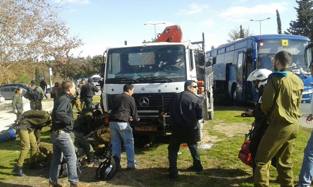 4 قتلى واصابة 15 جنديا في حادث دهس في القدس