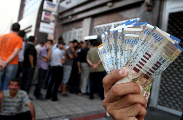 المالية: صرف رواتب الموظفين غدا الثلاثاء في البنوك