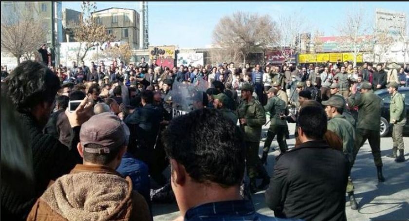 تظاهرات الإيرانيين تصل إلى قم.. ورايان يدعو إلى دعمهم
