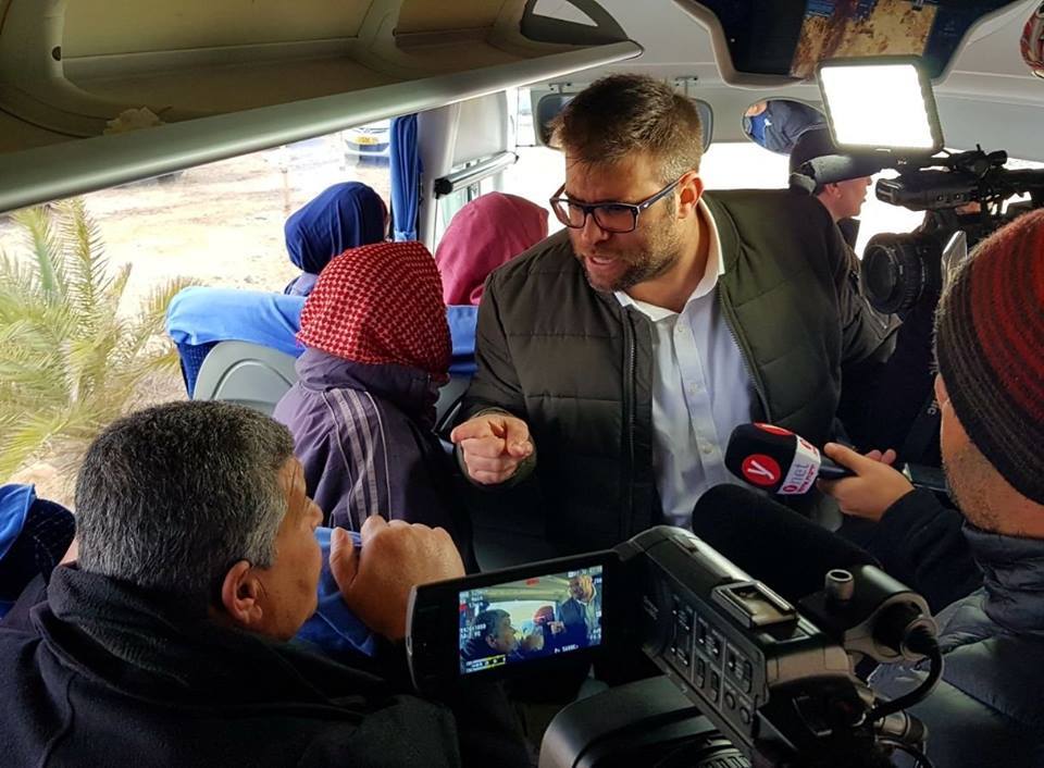 منظمات اسرائيلية تعترض طريق حافلات الاسرى بمشاركة عضو كنيست