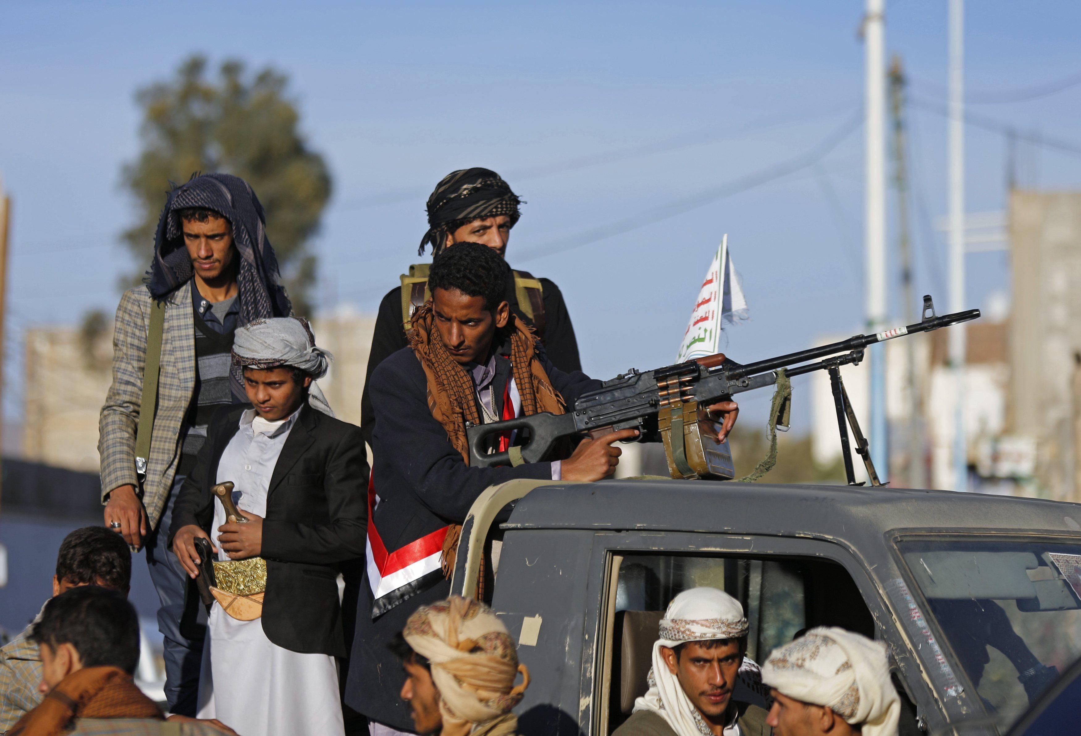 عشرات الحوثيين يسلمون أنفسهم غربي اليمن