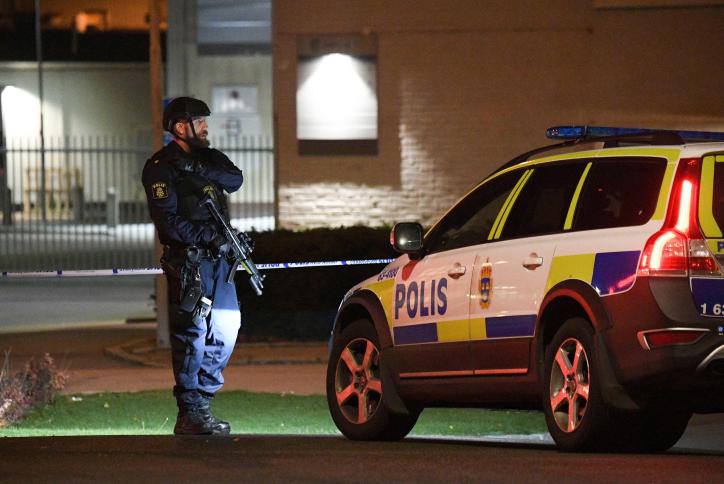 انفجار سيارة شرطة أمام مركز للشرطة في السويد