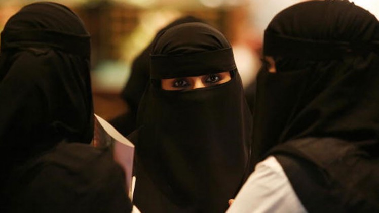 ابن سلمان: المرأة السعودية غير مجبرة على ارتداء غطاء رأس أو عباءة سوداء