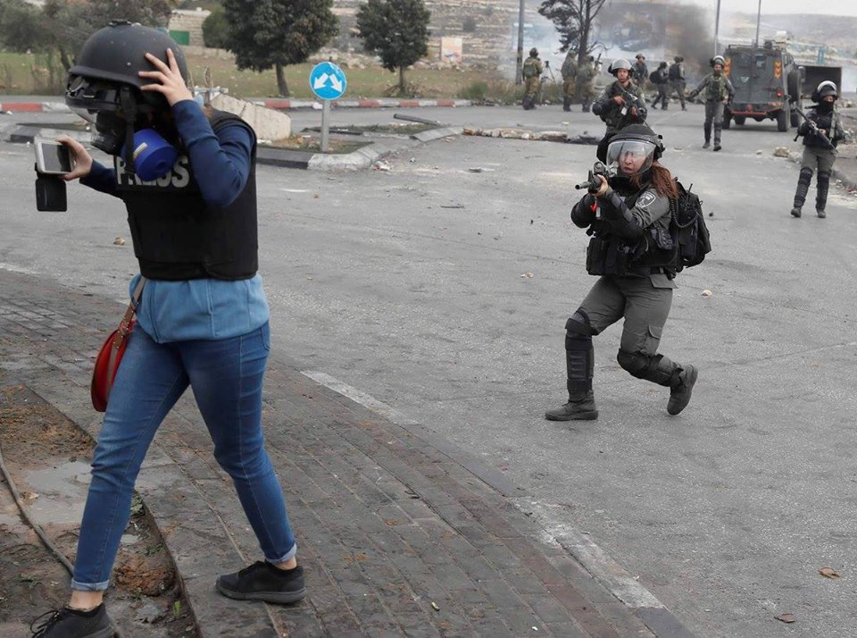 “نقابة الصحفيين” تدين اعتداء الاحتلال على الزميلين ناصر اشتية ومجدي اشتية في يعبد