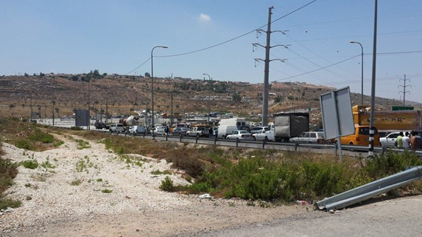 الاحتلال يشدد من اجراءاته غرب رام الله ويعيق حركة المركبات على مدخل النبي صالح