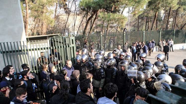 استنفار أمني في طهران و”مكافحة الشغب” تحاصر قلب العاصمة