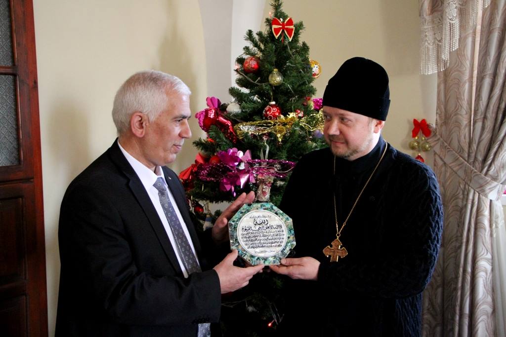 محافظ الخليل يزور كنيسة المسكوبية بمناسبة اعياد الميلاد