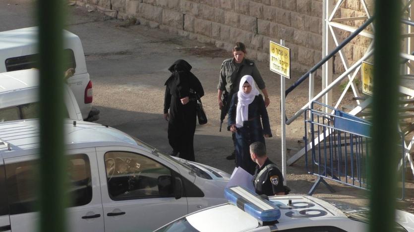 الاحتلال يحتجز ثلاثة شقيقات على بوابة الحرم الابراهيمي الشريف