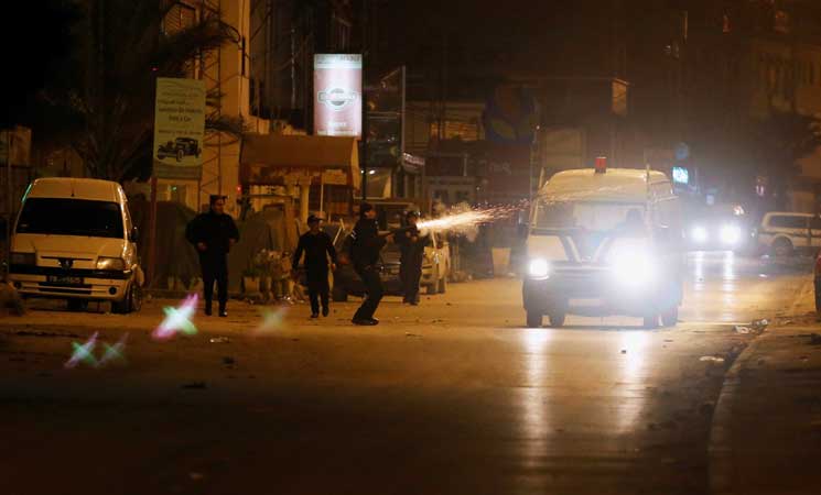 تجدد الصدامات الليلية بين متظاهرين وقوات الأمن التونسية