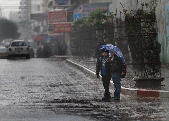 الطقس: انخفاض ملموس على الحرارة وسقوط أمطار متفرقة