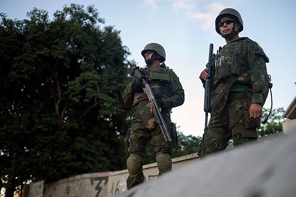 الجيش البرازيلي يتولى الامن في ريو دي جانيرو «للقضاء على الجريمة المنظمة»
