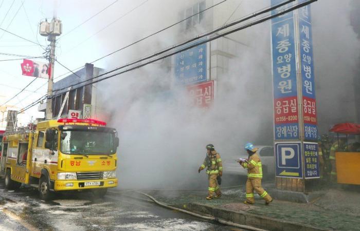 مقتل 41 شخصا جراء حريق داخل مستشفى في كوريا الجنوبية
