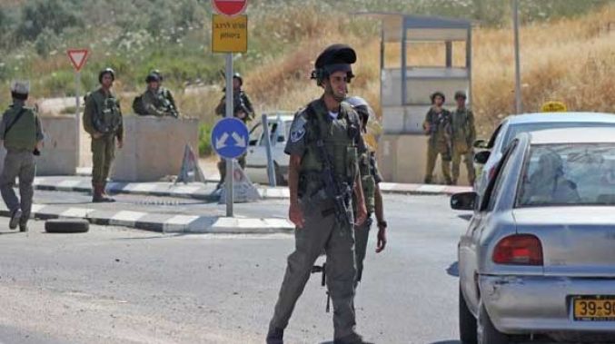 الاحتلال يعتقل شاباً من مخيم جنين على حاجز عسكري جنوب نابلس