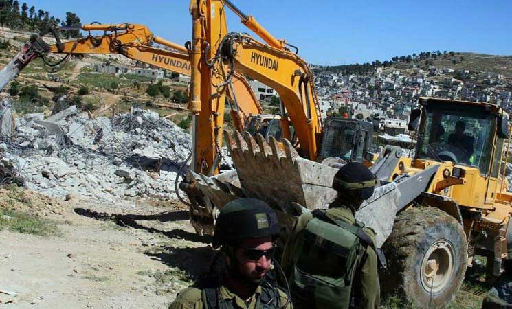 القدس: الاحتلال يهدم منشأة تجارية في بلدة حزما