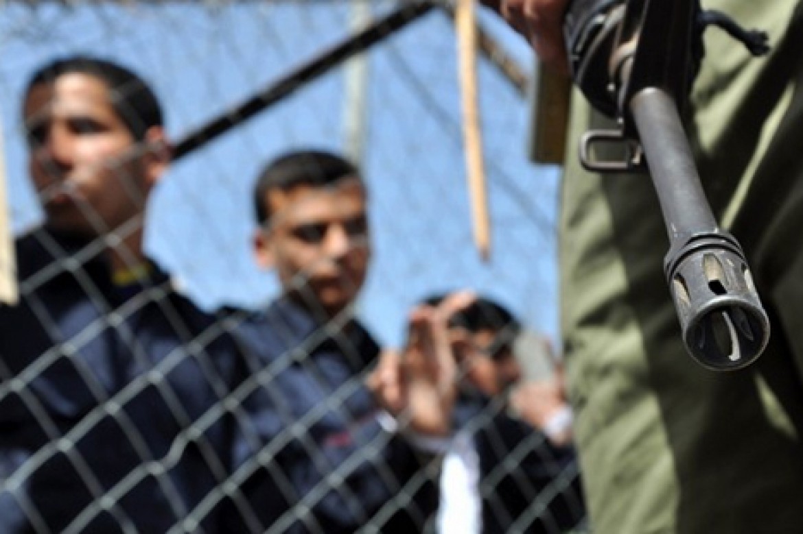 50 معتقلا يواصلون إضرابهم المفتوح عن الطعام