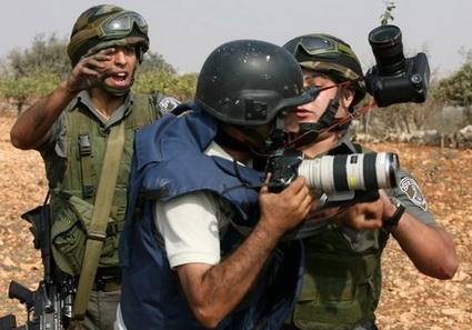 إصابة صحفي بالرصاص المعدني وعدد من المواطنين بالاختناق خلال مواجهات مع الاحتلال شرق نابلس