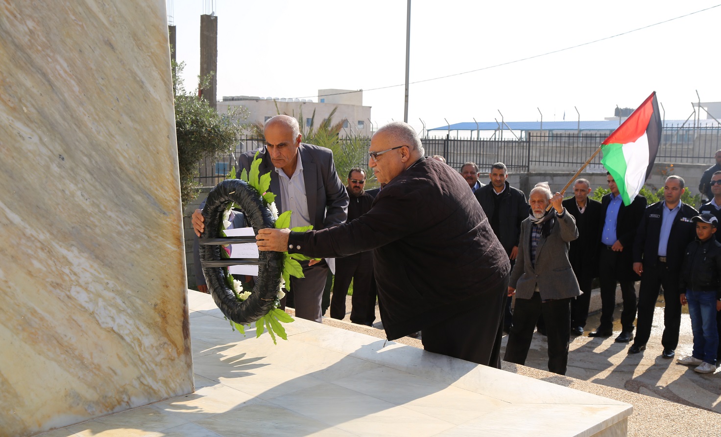 إكليل زهور باسم الرئيس على النصب التذكاري للشهداء في أريحا