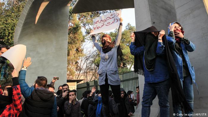 إيران تطلق سراح المئات ممن احتجزتهم خلال الاحتجاجات الأخيرة