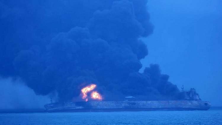 إيران تعلن مصرع كامل طاقم ناقلة النفط المنكوبة في بحر الصين الشرقي